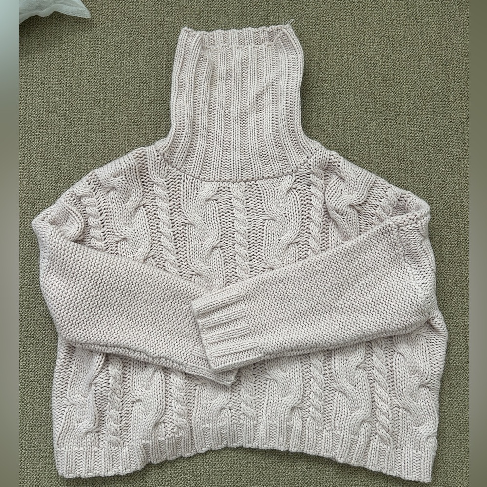 Fabrik turtle neck sweater so cutee